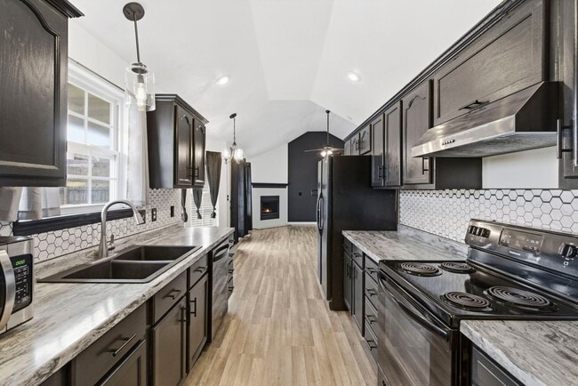 Building Photo - 3 Bedroom | 2 Bathroom | 2 Car Garage | Springfield MO | Fenced Back Yard!