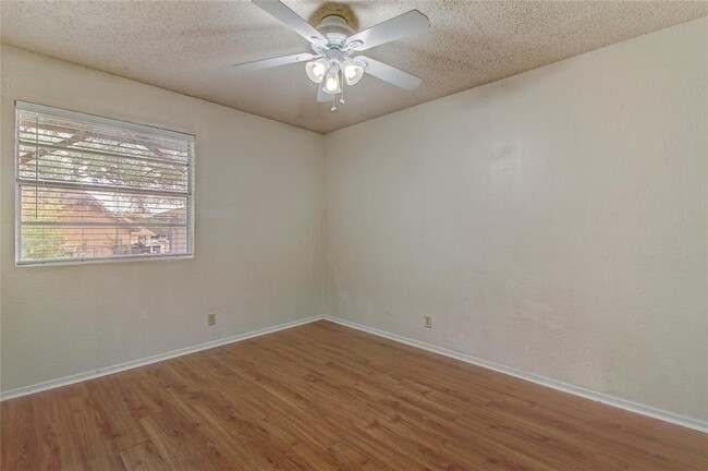 Building Photo - 400 Hedgewood Dr