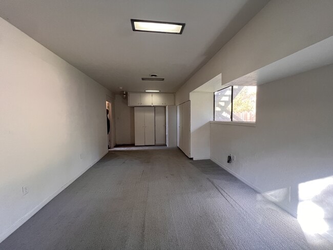 Building Photo - 10647 Newtown Rd