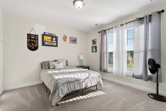 Building Photo - Like New 4BR Ranch with Modern Finishes & Prime Location in Elgin