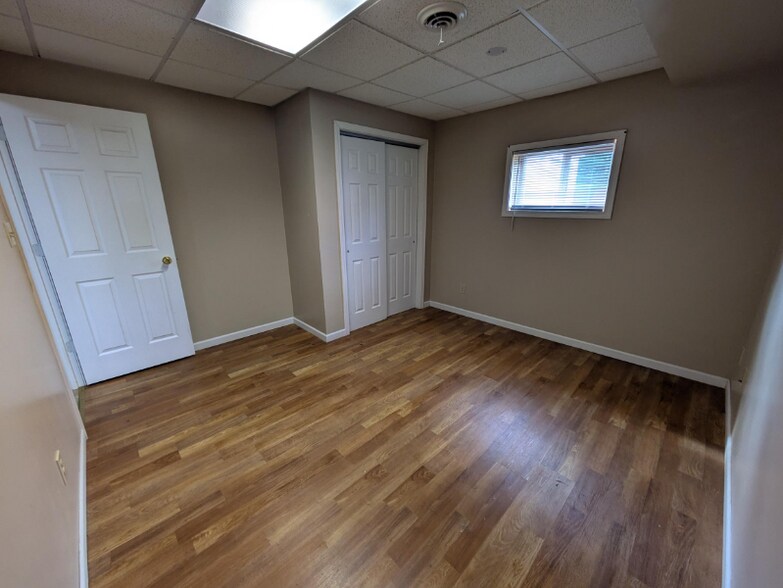 Building Photo - 209 W Oak St
