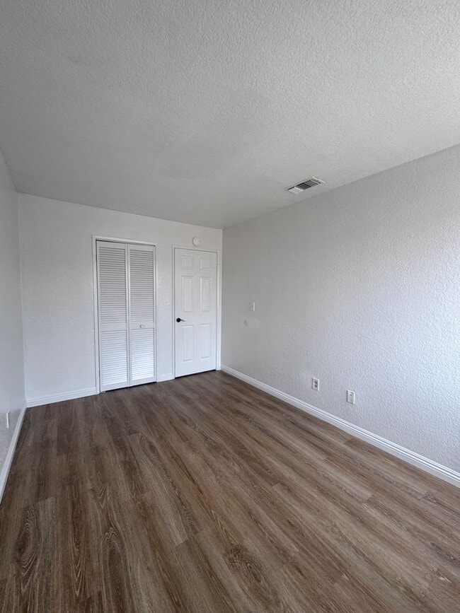 Building Photo - Spacious Home in Huntington Park HOA Commu...