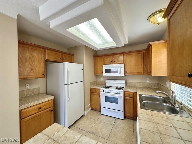 Building Photo - 7576 Jacaranda Leaf St