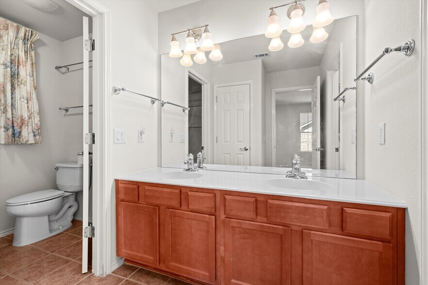 Primary Bathroom - 2725 Hyde Park Dr