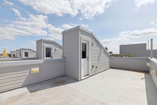 Building Photo - Stunning Modern Rental with Private Roof D...