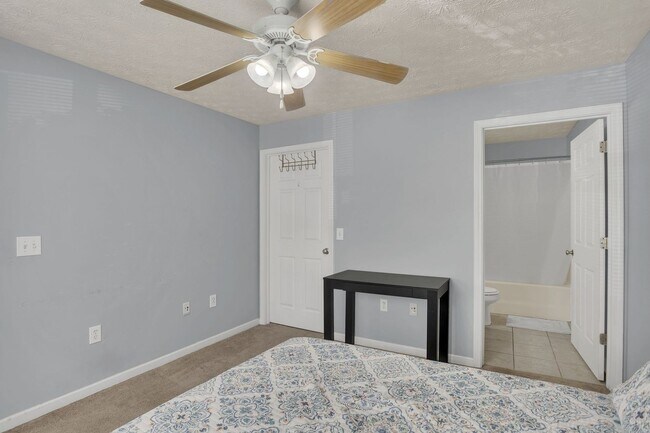 Building Photo - Southern Edge Condo Just Steps from Campus