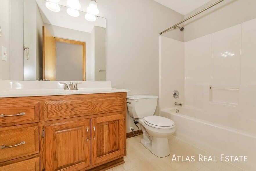 Building Photo - 1610 Cove Dr