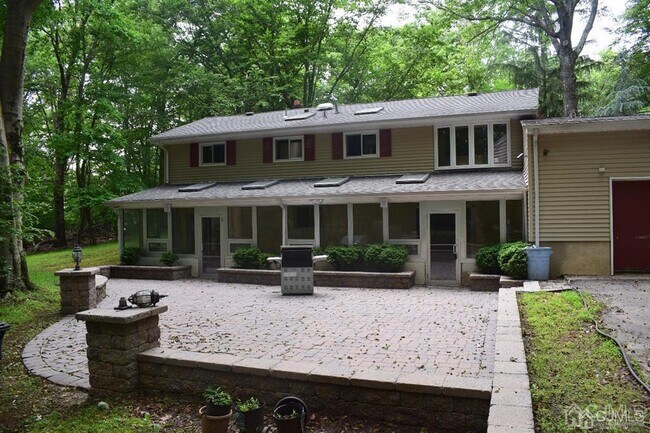 Building Photo - 13 Pinter Ln