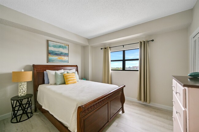 Building Photo - 7700 Seawall Blvd