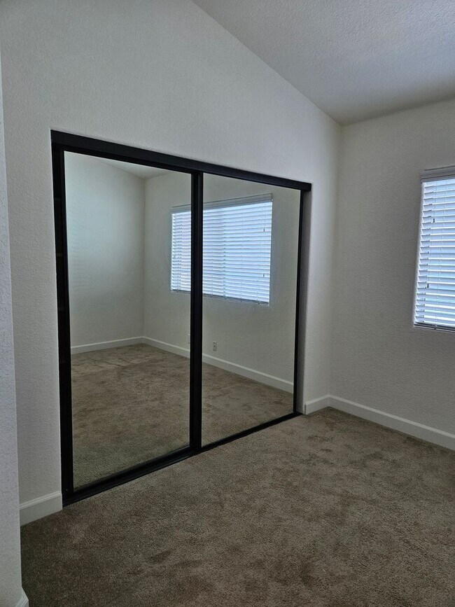 Building Photo - Light, bright and spacious 3 bedroom Coronado condo with garage!