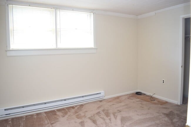 Building Photo - 4 Bed, 3 Bath Well-Located Brick Home in Lake Hickory Country Club For Rent!