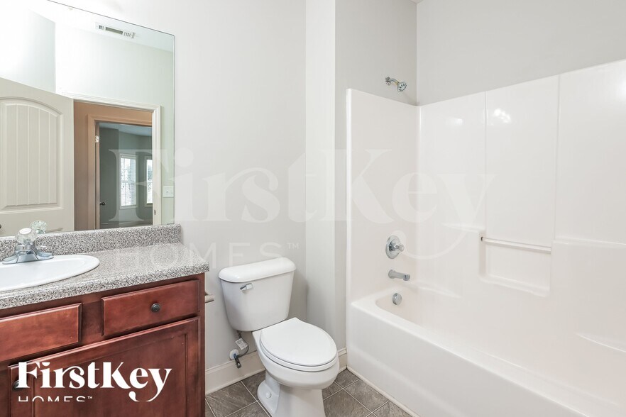 Building Photo - 6205 Little Cove Dr