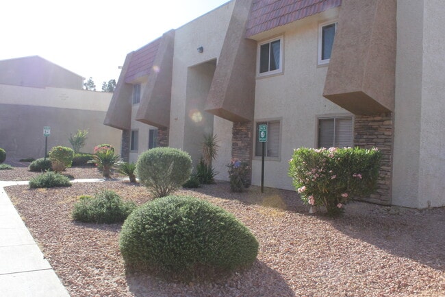 Building Photo - GUARD GATE COMMUNITY, 3 BEDROOM, 1.75 BATH...