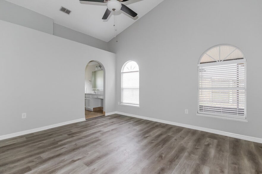 Building Photo - 11305 Maybrook Ave