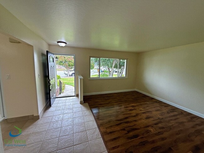 Building Photo - 1370 Fernwood Ln