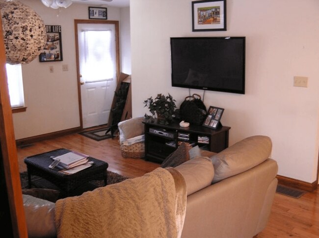 Building Photo - 128 Waller Ave