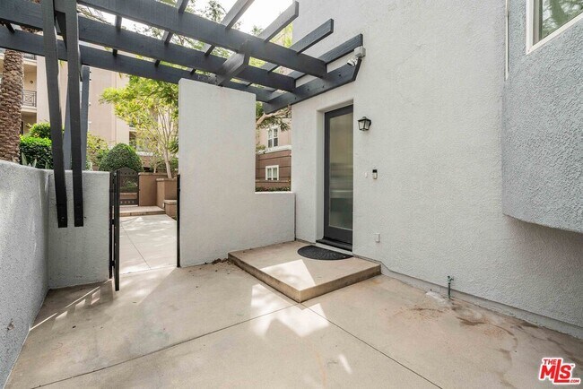 Building Photo - 5800 Seawalk Dr