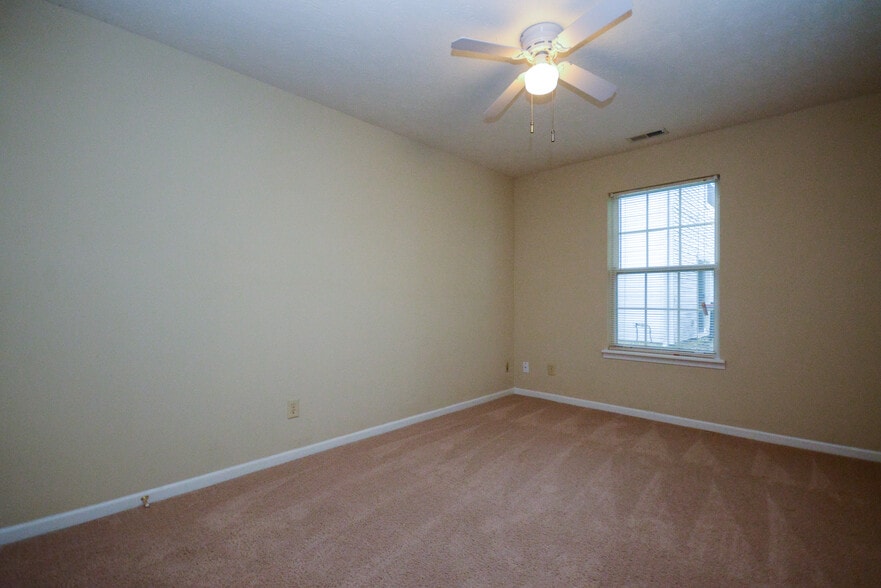 Bedroom 3 - 582 Redfox Ct N