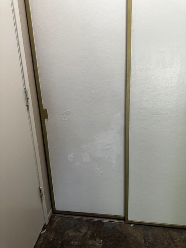 Building Photo - 2 bedroom & 1 bath condo in a parklike set...