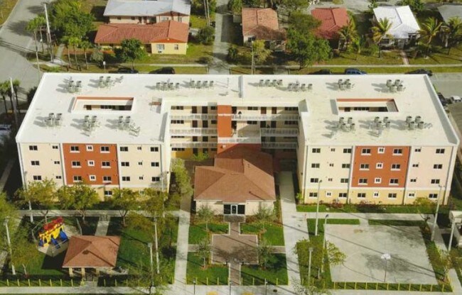 Primary Photo - Harvard House Apartments