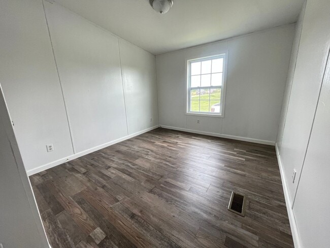 Building Photo - 3 Bed 2 Bath Home For Rent Outside of Bowling Green, MO