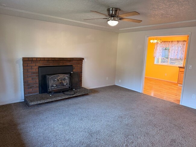 Building Photo - Super Cute Ranch Style 3 Bedroom 2 Bathroom Home!! Bright Kitchen! Fenced Backyard! Garage!