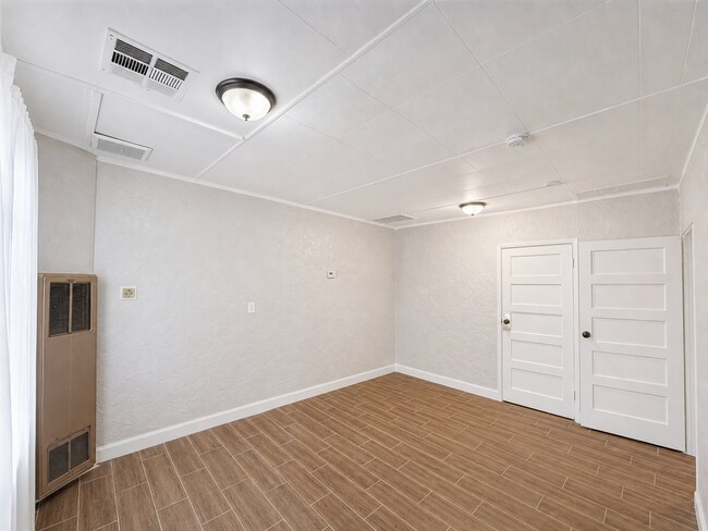 Building Photo - 5915 W Palmaire Ave