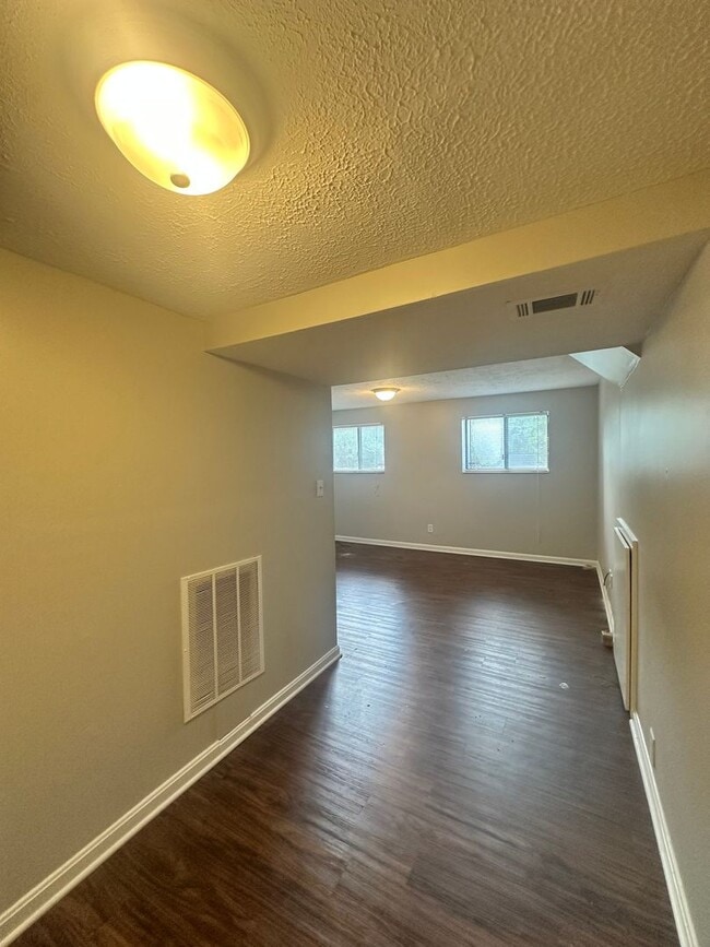 Building Photo - Beautifully Updated 3-Bed, 2-Bath Tri-Leve...
