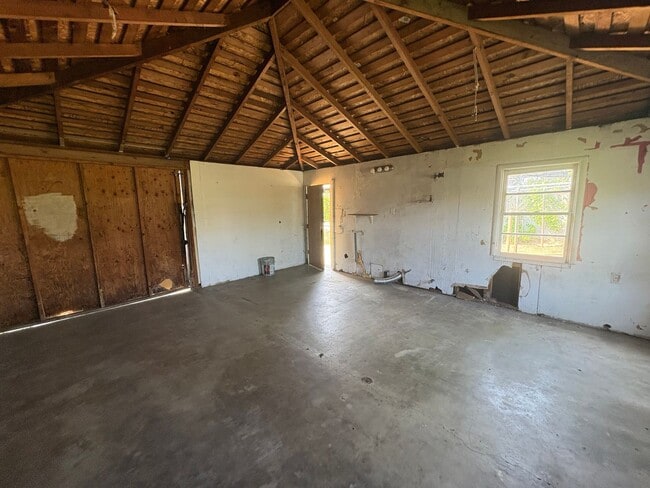 Building Photo - Cozy Home On Spacious Lot near Ballpark Rent Ready!