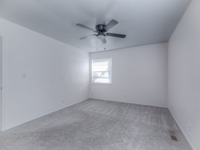 Building Photo - Spacious 3 Bedroom, 2 Bath Duplex with Garage, Washer & Dryer Included – Move-In Ready!