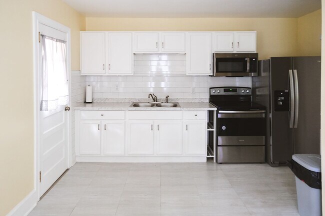 Building Photo - 2 bedroom, 1 bath Brick Bungalow in Prime Location!