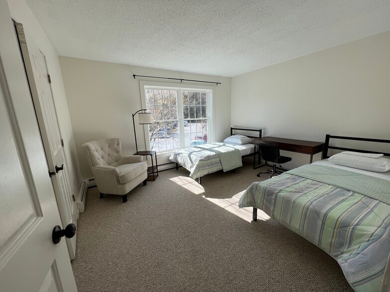 Upstairs Bedroom #2 - 138 Riverside Townhouses Rd