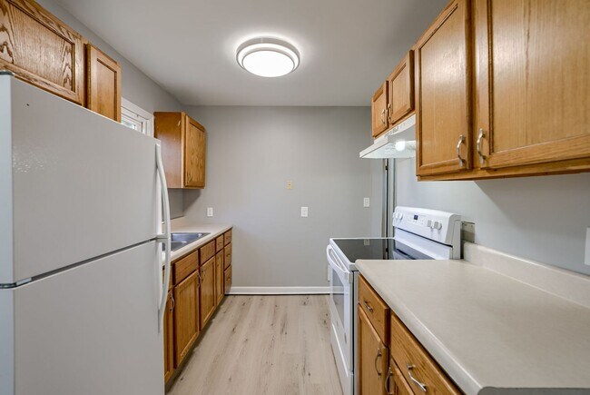 Building Photo - 2 Bedroom With Oversized Garage & Prime Location Near 90th & Blondo!!