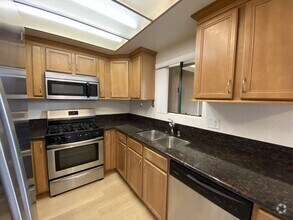 Building Photo - 2 Bedroom, 2 Bath, Downstairs Condo!