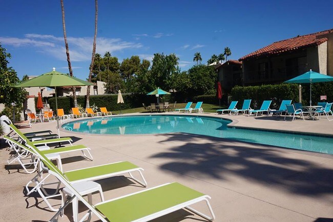 Resort-style pool and spa area - 250 E San Jose Rd