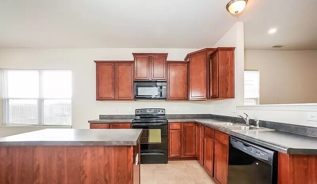 Building Photo - 15268 Royal Grove Dr