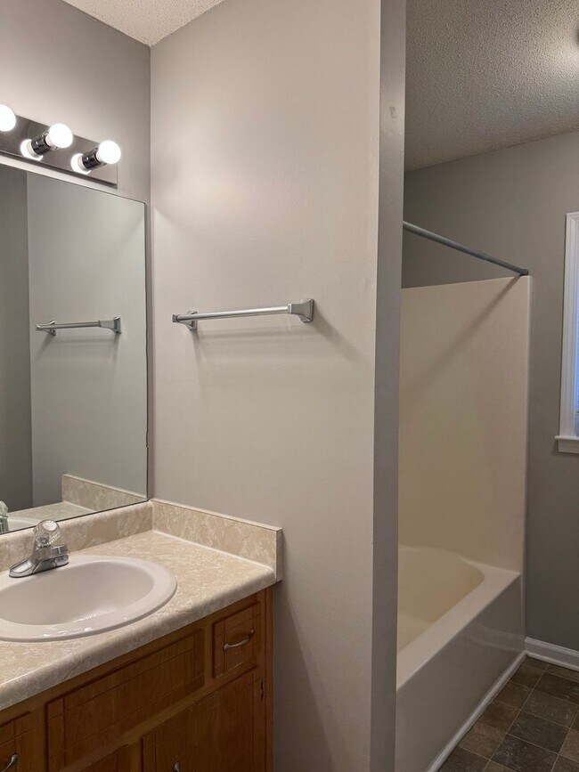 Building Photo - Sango! 3 Bed/2.5 Bath with unfinished basement! Great for Commuters to Nashville!