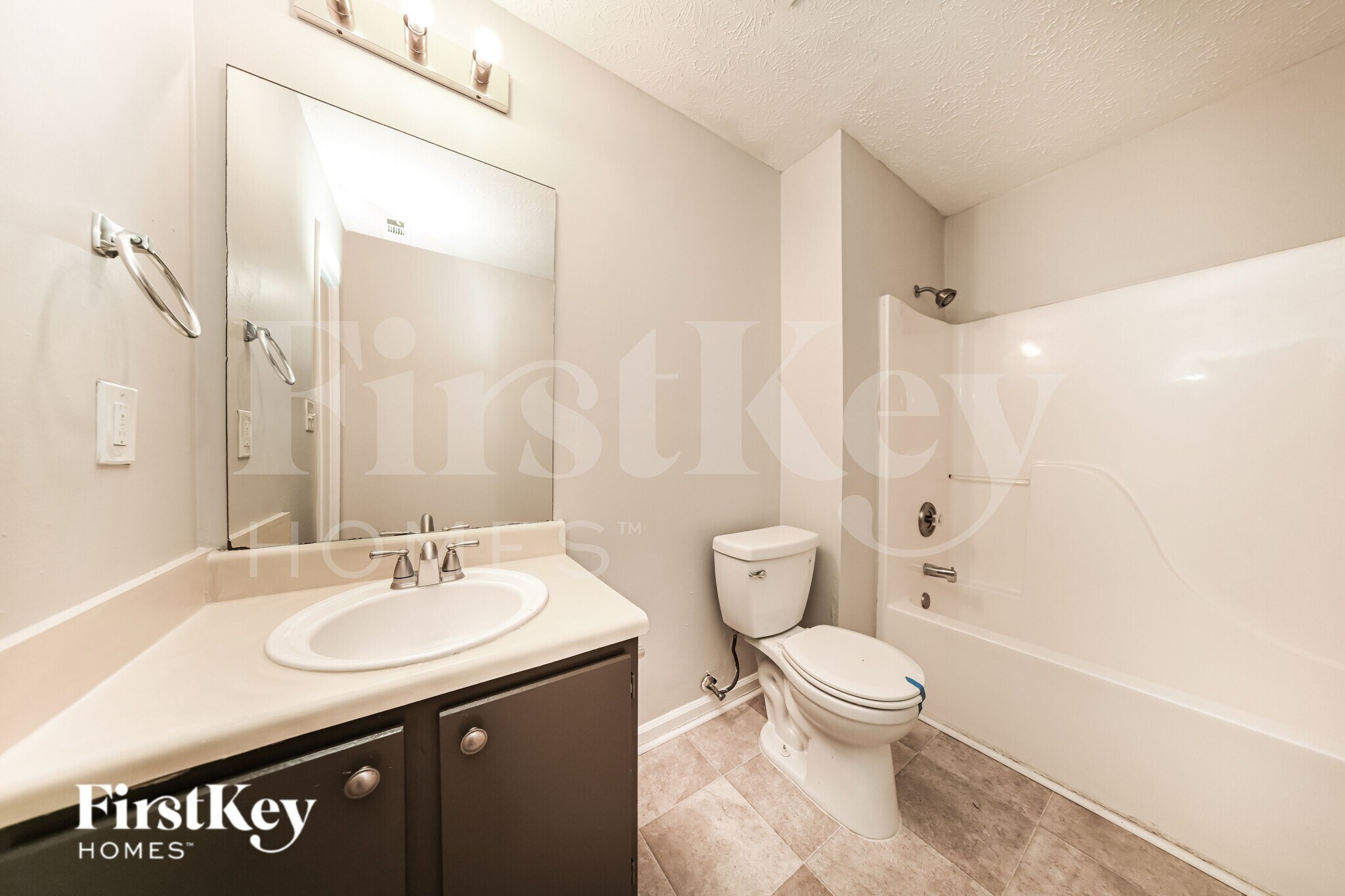 Building Photo - 350 Country Club Dr