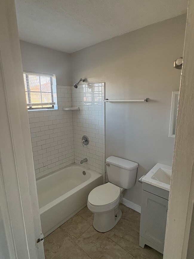 Building Photo - 3206 Montwood Dr