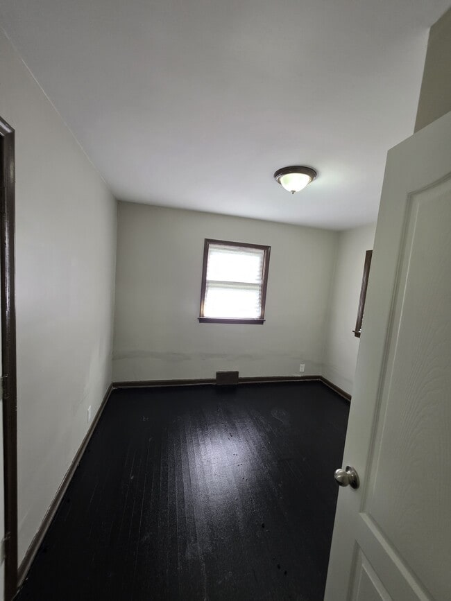 Building Photo - 9086 Plainview Ave