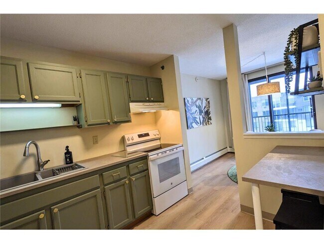 Building Photo - 6500 Woodlake Dr