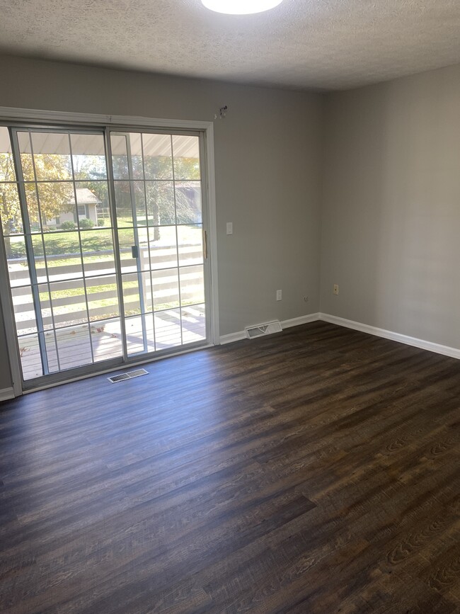 Master bedroom - 4472 King Arthur Dr