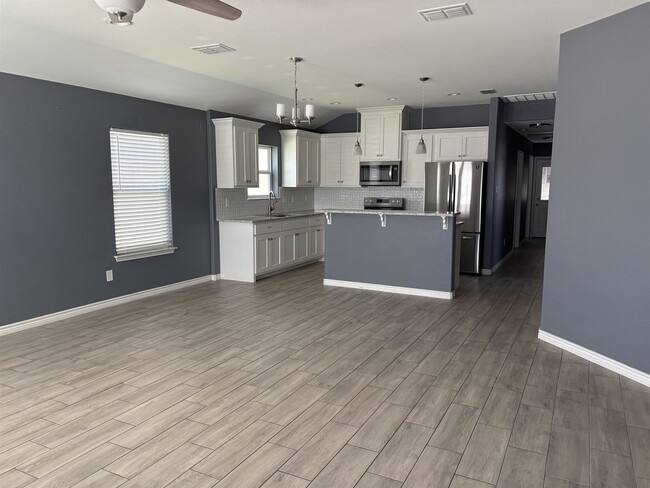 Building Photo - 1020 Tesoro Stone