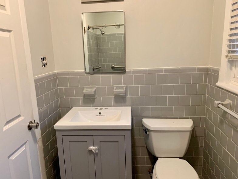 BATHROOM - 3668 Kingsboro Rd NE