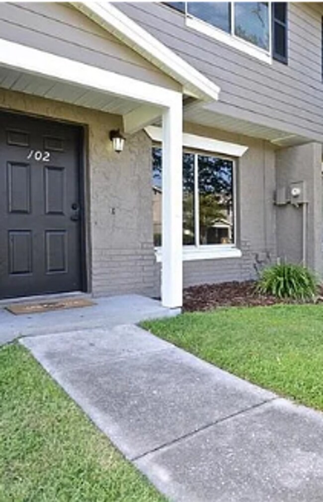 Building Photo - Charming Two-Story Townhome in Winter Spri...