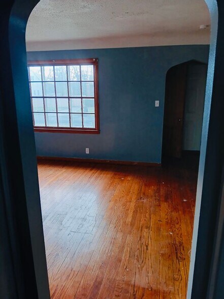 Building Photo - 15625 Bringard Dr