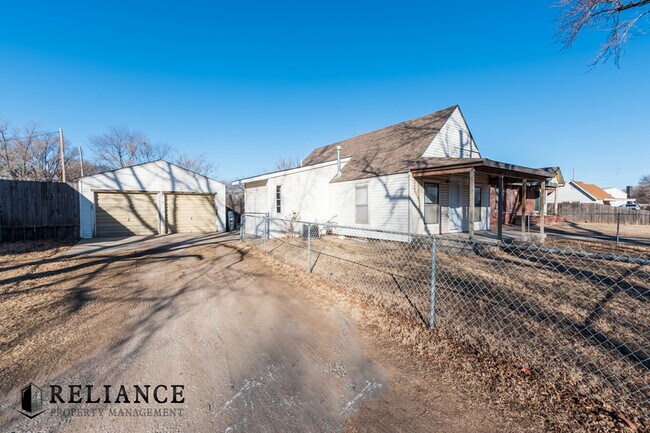 Building Photo - 615 N Doris St