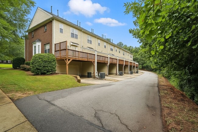 Building Photo - BEAUTIFUL BRICK FRONT TOWNHOME HOLLY SPRINGS!