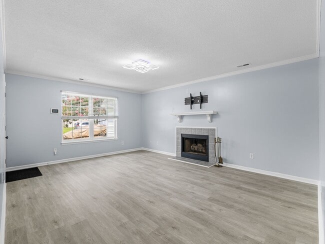 Building Photo - Beautiful 4 Bedroom Home with Bonus Room and Fenced Yard