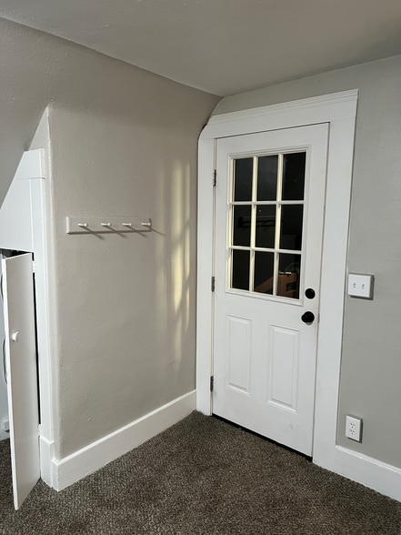 Private entrance (Living Room) - 1125 Manitou Ave